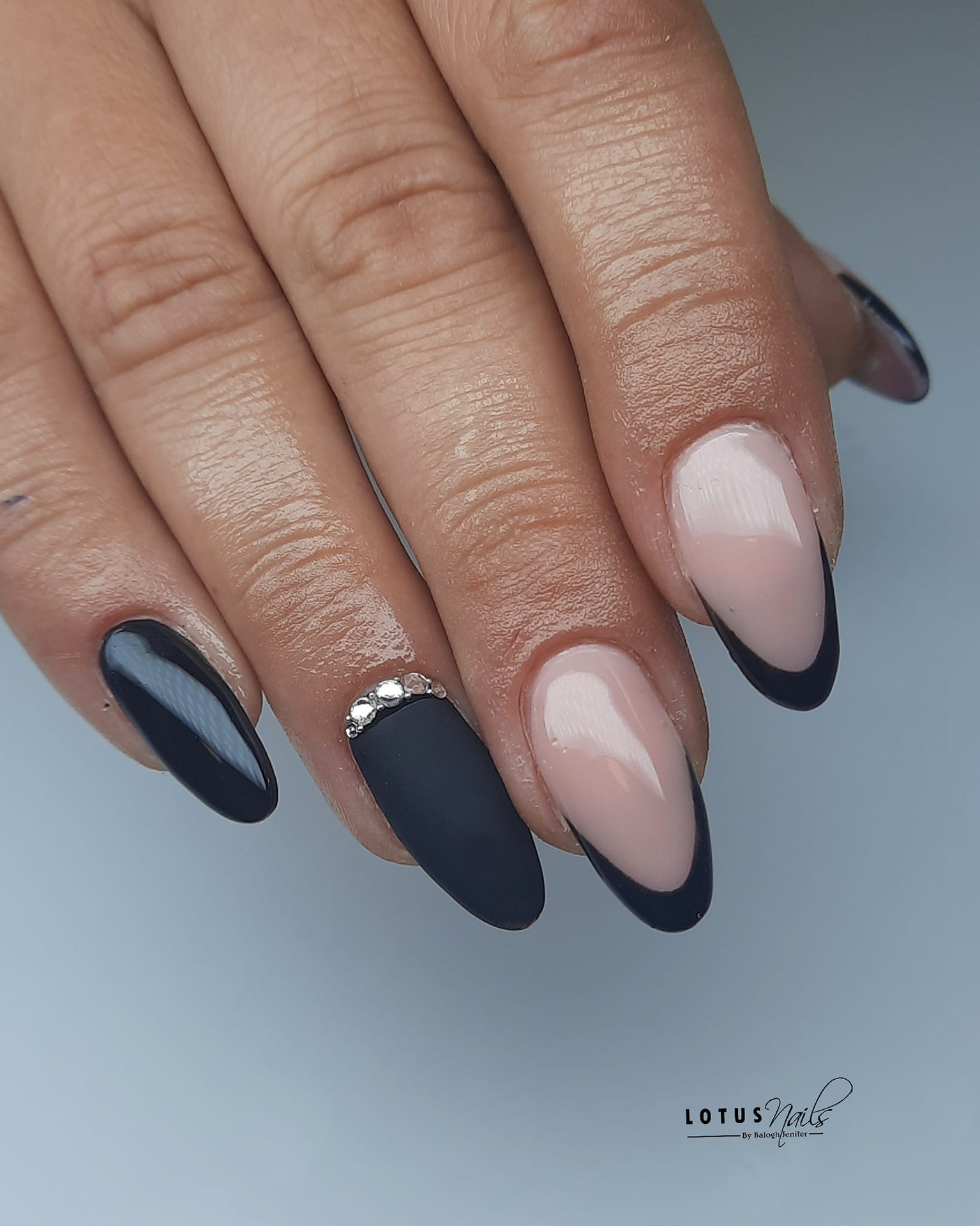 Venalisa UV/LED Gél Lakk Black No.911 7.5 ml 2